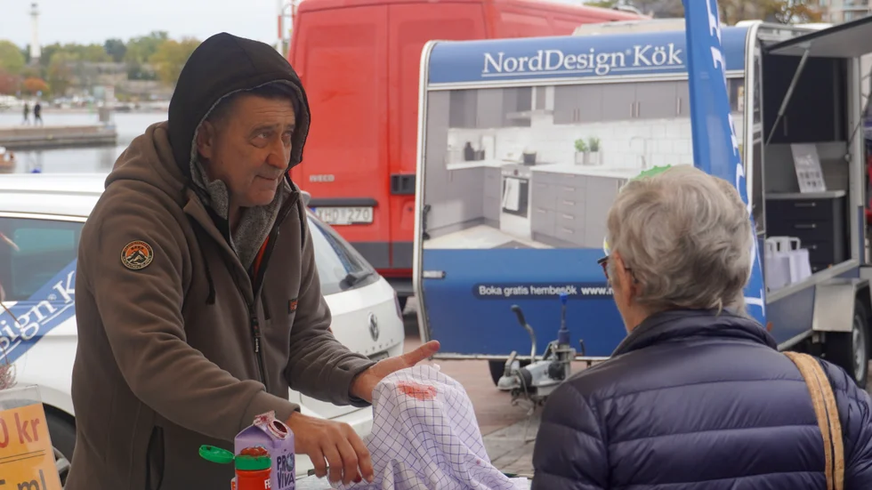 Nedzad Omerasevic demonstrerar fläckborttagningsmedel.