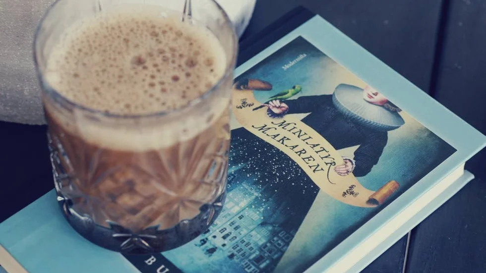 Kaffe + bok. Fattas bara bibblo i stan.