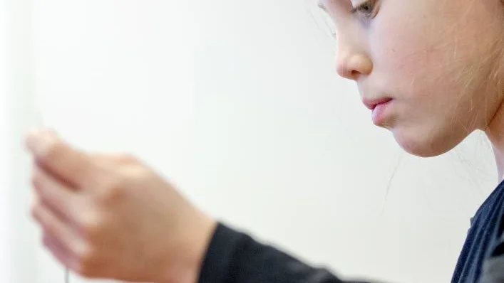 TRÅD. Tyra Sinton gillar att sy och lärde sig det på slöjden ­­       i skolan. Här jobbar hon på en kudde.