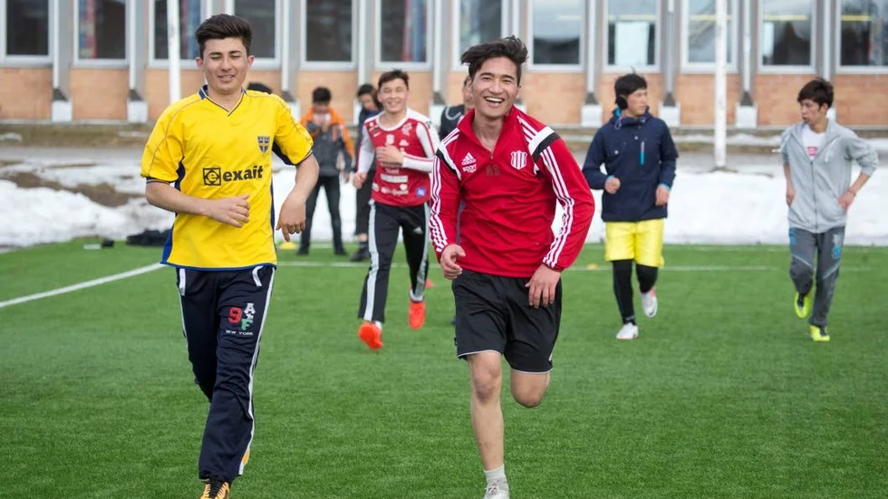 Uppvärmning. Nemat Amiri och Mahdi Rezai, från Afghan­istan värme upp innan fotbollsträningen.