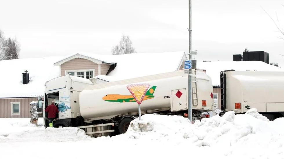 Farligt gods. Varken föraren eller tankbilen skadades vid avåkningen.