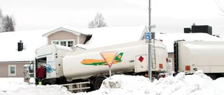 Tankbil av vägen i centrala Älvsbyn