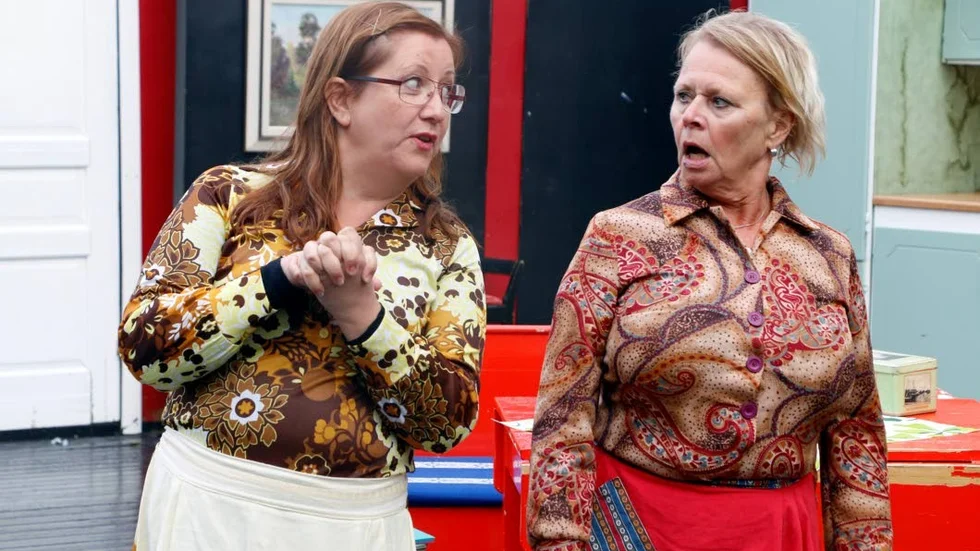 Överlägger. "Så här gör vi, vi lägger in en annons". Märta (Åsa Ivarsdotter) försöker få med Maja (Siv Öhman med på noterna.