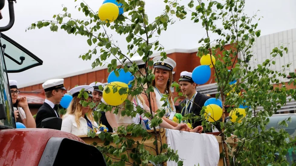 Fest på flak. Att det blåste snålt och duggade tätt spelade ingen roll för studenterna som festade loss på flaken.