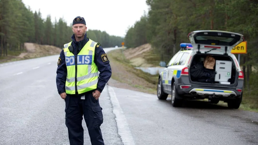 Efter vägen. ”Vi väljer en kontrollplats där det är säkert för vår del och för dem vi stoppar”, säger Anders Jonsson.