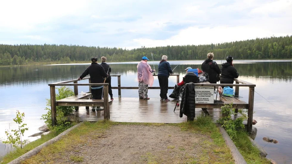 På bryggan. På stora bryggan var det många som hoppades på storöringen.