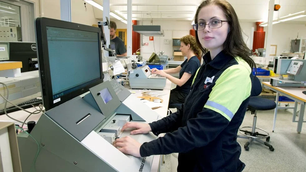 Praktikplats. I fyra månader har Sarah Persson praktiserat. Hon tycker att fler unga som är nyfikna borde passa på att söka en praktikplats via Tekniksprånget till hösten.