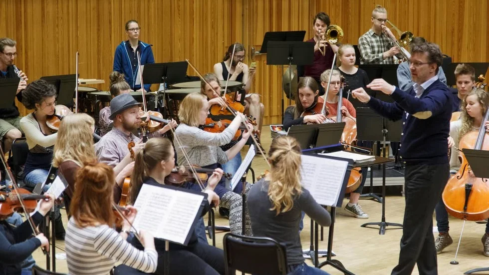 Konsertförberedelser. Nu är det Piteås tur att höra de unga musikerna i orkestern, under ledning av Petter Sundkvist.