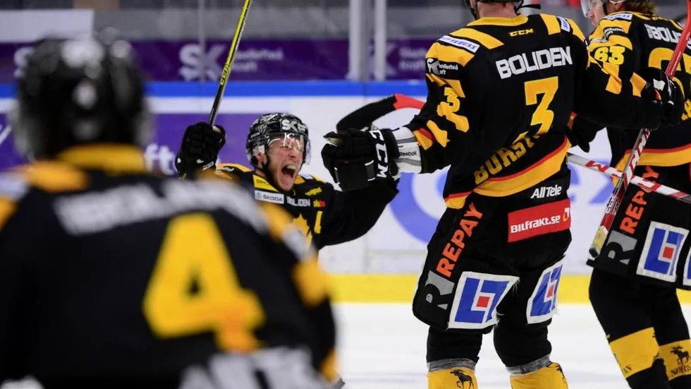 SEGERMÅLET. Erik Forssell skiker ut sin glädje efter att ha styrt in segermålet i sudden death. Det betyder sjätte raka SM-finalen för Skellefteå.