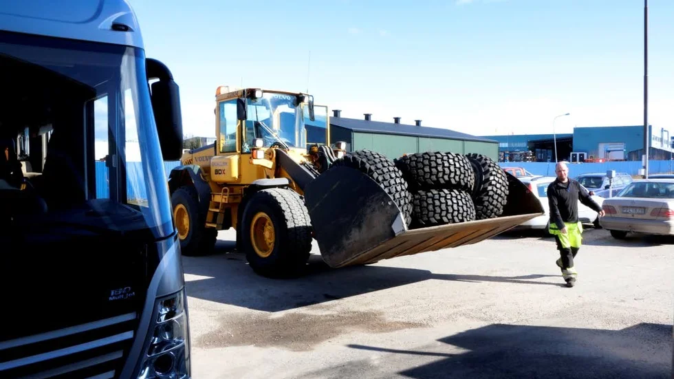 Flera däck. Full rulle hos Däckia, en kund rullar in med traktor som ska få nya däck.