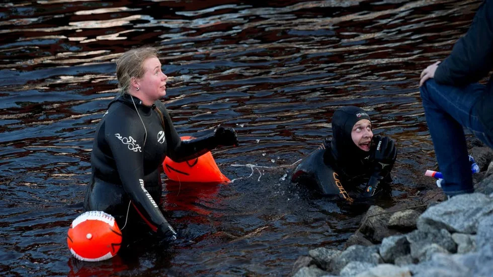 Trötta men glada. Lisa Sandström och Erik Lindh hämtade andan efter den tuffa simturen.