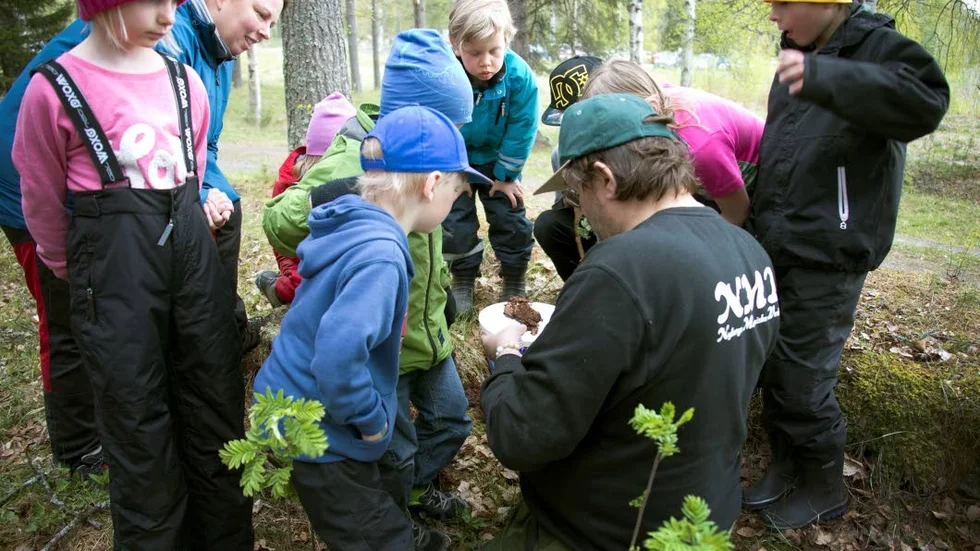 Intresset bland barnen var stort att få veta mer om insekter och småkryp vid förra årets naturdag.  (Arkvbild)