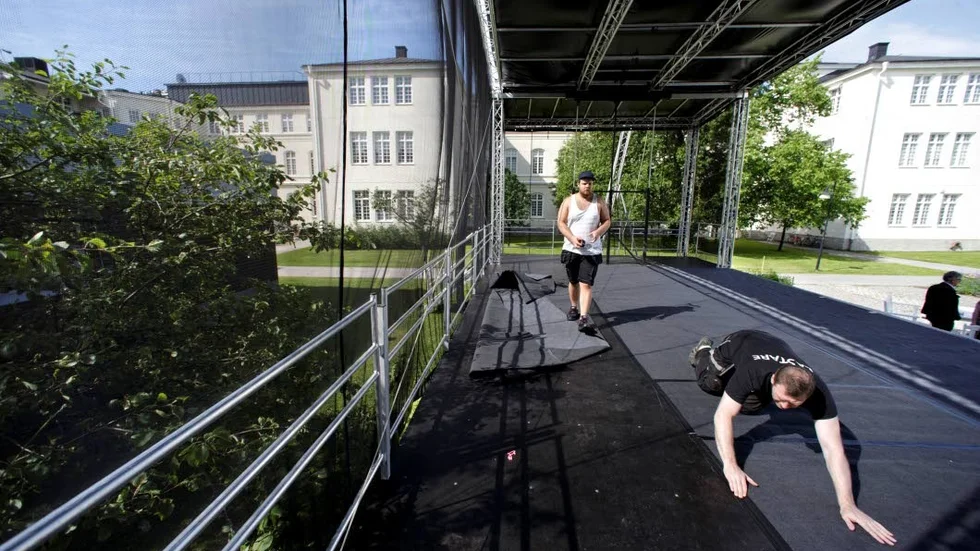 Sidbyte. Scenarbetarna jobbade för högtryck på onsdagen. Jämfört med tidigare konserter har scenen bytt plats..