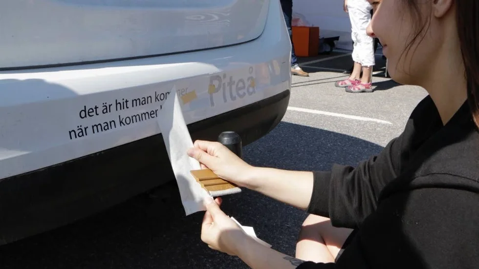 River av. Nina Lindfors drar försiktigt bort den yttre tejpen....