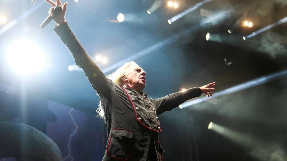 Publikmöte. Biff Byford får igång publiken utan tillstymmelse till problem.