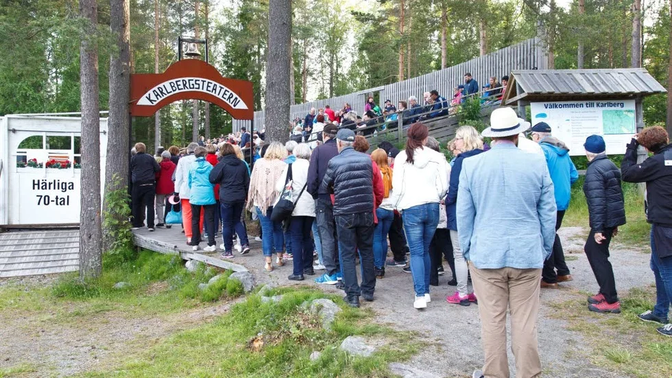 Premiärlejon. Drygt 250 personer hade letat sig till Karlbergsteatern för premiären årets sommarteater, ”Härliga 70-tal eller När Amerikaarvet kom till byn”.