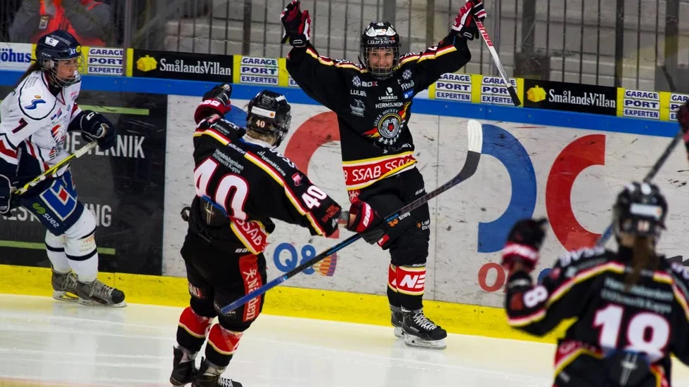 Rebecca Stenberg jublar efter sitt 5-3 mål i andra SM-finalen.