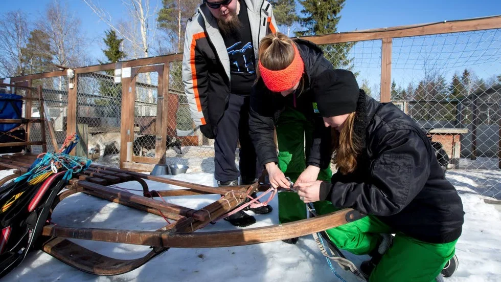 SLÄDE. Mika Karjalainen, Naemi Karl och Kelly Zwaneveld från Finland, Sverige och Holland hjälps åt.