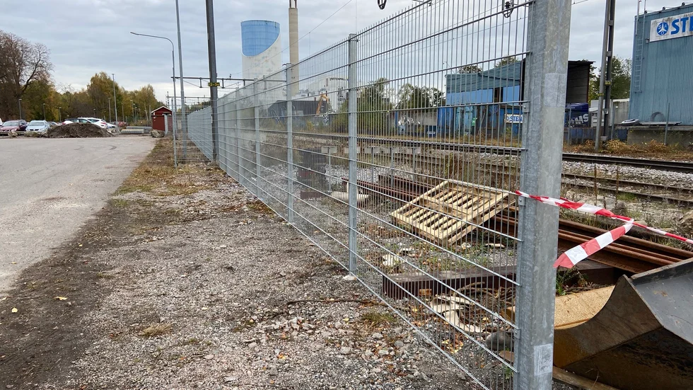 Stigar över spåret har fått Trafikverket att jobba med säkerheten runt tågspåret.