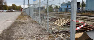 Nyköpingsbor går olagligt över tågspår i Nyköping – staket sätts upp: "Vi har noterat stigar"