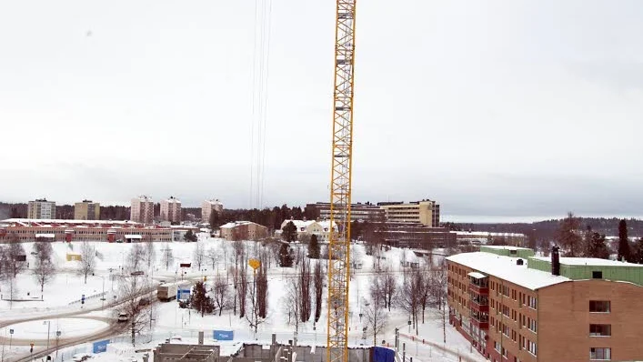 Fingervisning. Den höga byggkranen ger en fingervisning om höjden på byggprojektet Stadstornet i Piteå som när det står klar är 16 våningar högt.