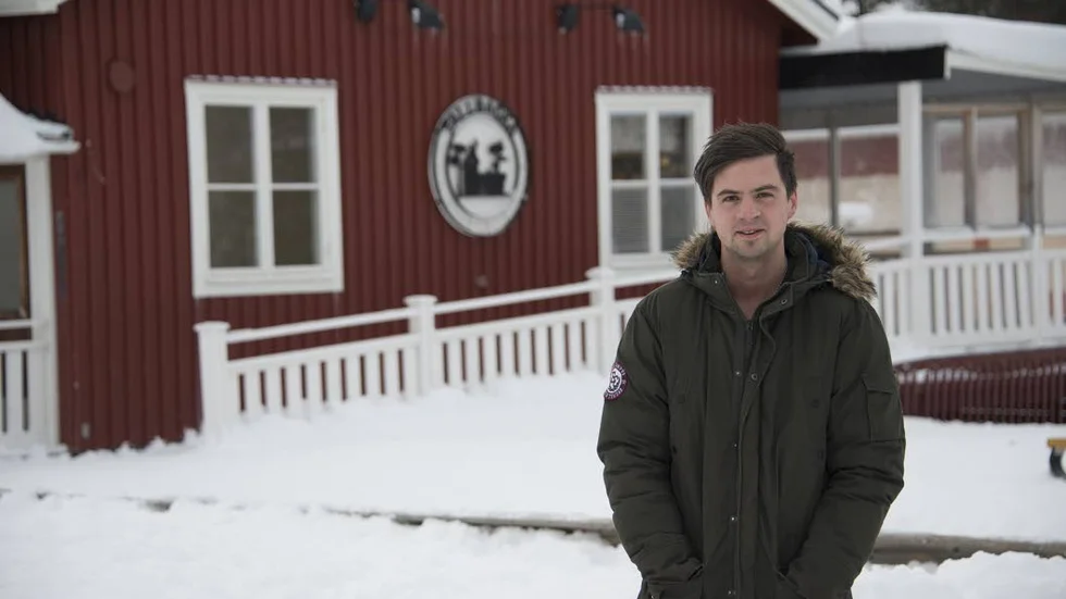 Detaljstyrning. Patrik utanför sin tidigare arbetsplats, där han hösten 2014 sa upp sig. Glädjen i arbetet försvann och det detaljstyrda ledarskapet ledde till konstant irritation, vilket eleverna känner av. "Det gör att det är väldigt stökigt bland barnen på skolan", säger han.