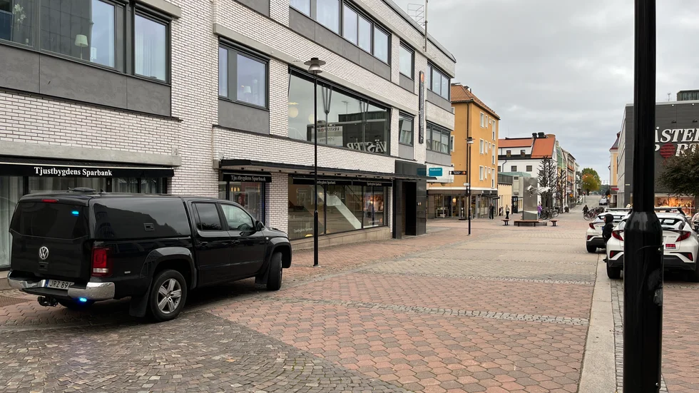 Polisen ryckte ut till larmet på banken. Det visade sig att det var någon som kommit åt ett överfallslarm, av misstag.