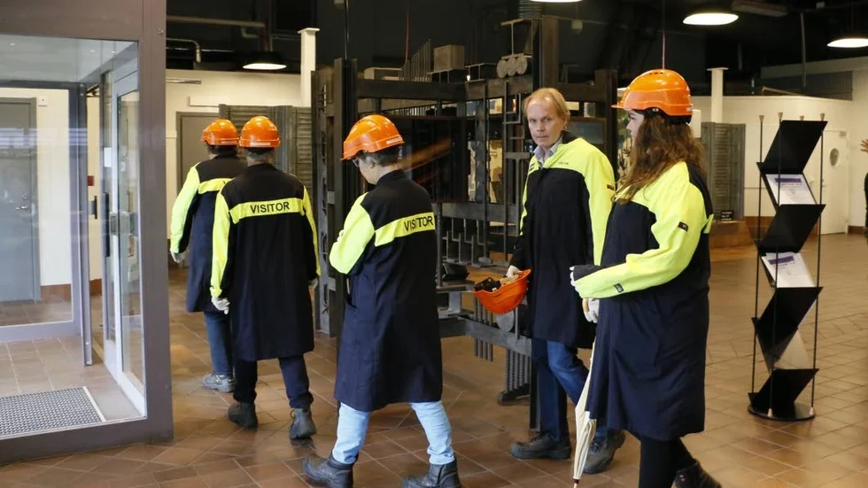 Hjälm på. Tingsrätten på väg ut till den väntande bussen, som tog dem in på industriområdet för syn på olycksplatsen. Rättens ordförande Sakari Alander och notarien Åsa Sköld längst bak.