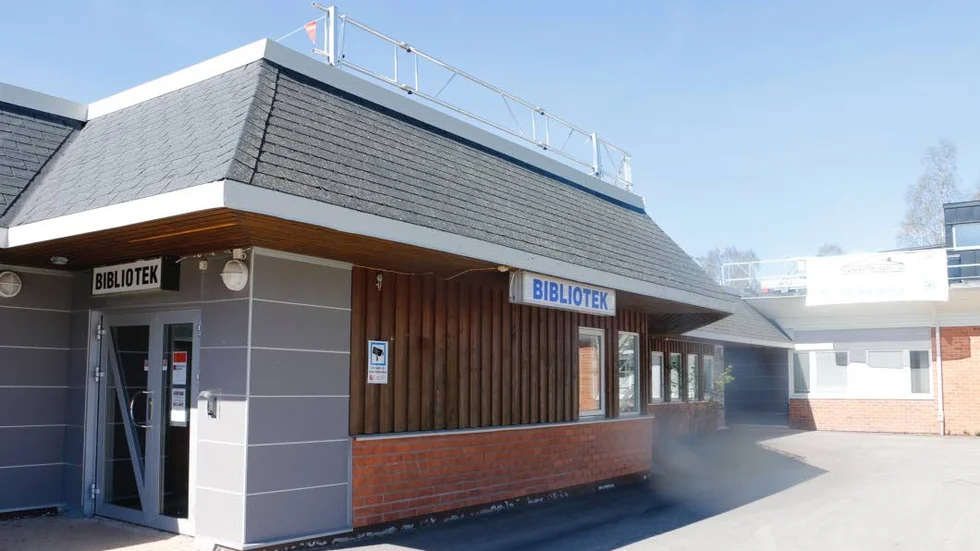 Utreder. Biblioteket är öppet, men en ur personalen kan inte jobba. Kommunens fastighetskontor undersöker nu vad det kan röra sig om. (Arkivbild)
