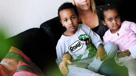 VAD SKA HÄNDA?. Efter att Migrationsverket stängt ärendet med Daymond och Hiyab ser Therese Nilsson ingen annan utväg än Europadomstolen.