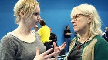 Skådespelerskan Karin Paulin i samtal med Åsa Melldahl som regisserar föreställningen "Grabben i graven brevid".