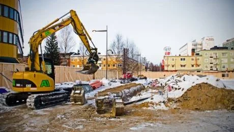 UTBYTT. Personbilarna på Åhlénsparkeringen har bytts ut mot grävmaskiner, lastbilar och traktorer. Bygget beräknas stå färdigt våren 2013.