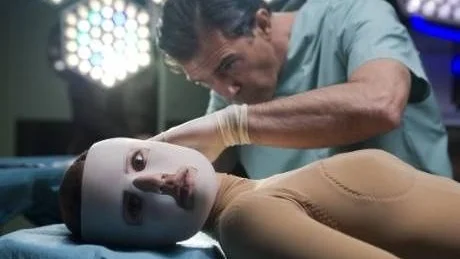 GALEN PROFESSOR. Antonio Banderas filmar åter med Pedro Almodóvar, här i rollen som galen professor som karvar i sin levande labbråtta (Elena Anaya).