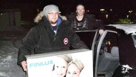 SNODDE TEVEN. Emil Lerdin från Kalix tvingades åka till Luleå en gång till och köpa sig en tv för sina julklappspengar. När han och kompisen Linus Granström besökte Biltema stals hans tv ur bilen på parkeringen.