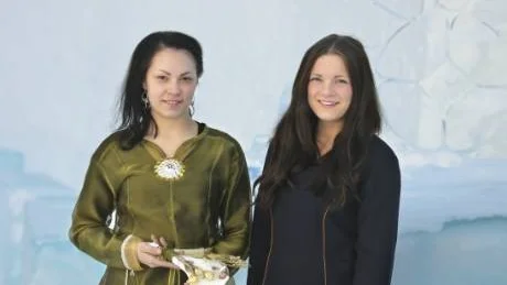 VARDAG OCH FEST. Sanne Kansa och Isabella Koivuniemi var två av modellerna som visade upp de samiska kläderna. Till vänster är en samisk kolt i tunt tyg designad av Solveig Labba och den högra är en klänning i ull designad av Eva Wilks.  Foto: Mattias Forsberg