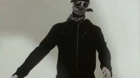 SKRÄMMANDE UPPSYN. På det här sättet hade en av rånarna maskerat sig när han klev in på OKQ8 i Råneå för en månad sedan.