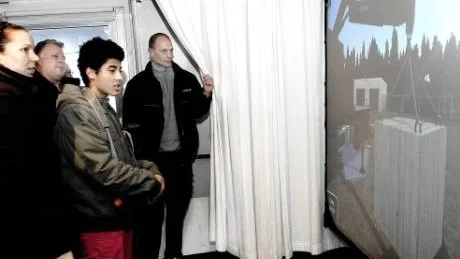 PROVA PÅ. Att styra en kranbil var ingen enkel uppgift. Någonting som Stiven Millan fick erfara under Arbetsförmedlingens transportdag.
- Det var lite stressigt när det gick på tid men roligt, sade han efteråt.