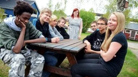 DRICKER INTE. De här niorna i Övertorneå menar att nykterhetslotteriet inte påverkar deras beslut. Djafar Hamid, Jakob Perä, Rasmus Stridsman Oja, Jonathan Sevander, Anna Jaako (lärare), Rafael Kappou, David Alaniemi och Matilda Sannemalm.