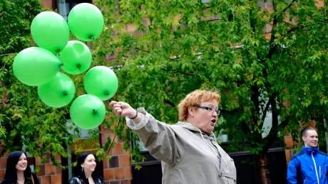 GRÖNT LJUS. Kommunalråd Yvonne Stålnacke släppte iväg ett knippe ballonger för att symbolisera grönt ljus för projektet Sommarlovsentreprenör.
