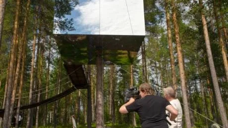 FASCINERADE Ett österrikiskt TV-team kollar in trädhotellrummet "Mirrorcube" i Harads.