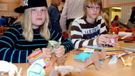 PAPPERSKONSTNÄRER. Bröderna William och Alex Lindström visade upp sina färdigheter i den japanska papperskonsten, Origami.