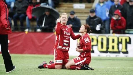 brutet. Hanna Petterssons högra lillfinger bröts i en närkamp. Jennifer Nobis var snabbt framme för att hjälpa sin lagkamrat.Foto: Petra Isaksson