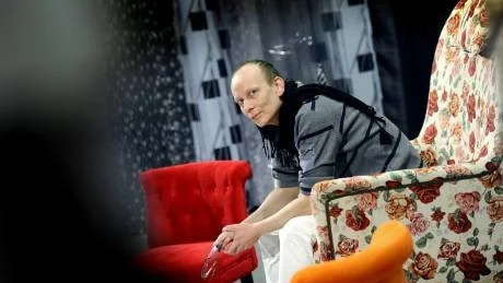 REGISSÖR OCH SKÅDESPELARE. Det är regissören Richard Turpin som sedan januari har arbetat med           Teaterhögskolans slutproduktion i Luleå. Skådespelaren Richard Turpin har bland annat nyligen setts i Svt:s serie "Anno 1790". Till hösten spelar han Robespierre i Göteborg. "Det ska bli mycket roligt", säger Richard Turpin som trots alla             framgångar inte betraktar regissörsyrket som något självklart val.Foto: Linda Wikström