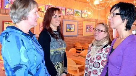 VÄXER. Klasserna på centrumskolan kommer att växa, berättade Monica Wallgren, rektor på Centrumskolan och utbildningschef Charlotte Sundqvist för föräldrarna Josefin Andersson och Helena Andersson vars söner fick flytta från Gammelgården till Centrumskolan.