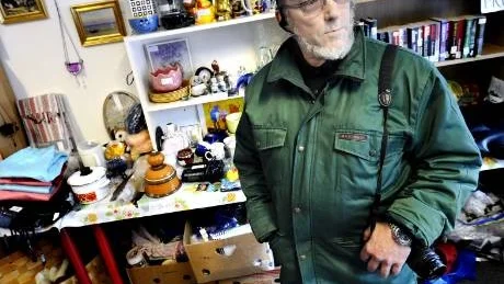 EN AV STAMKUNDERNA. Diakonen vid Örnäsets församling Gert Lundström, Boden, tillhör de många stamkunderna hos Annikas veckotorg. "Jag har hittat en hel del godbitar här under det senaste året", säger Gert.