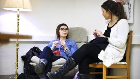 STICKKAFÉ. Ellen Brännvall och Emma Jacobsson skapar stickade plagg och har möjlighet till lite småprat.