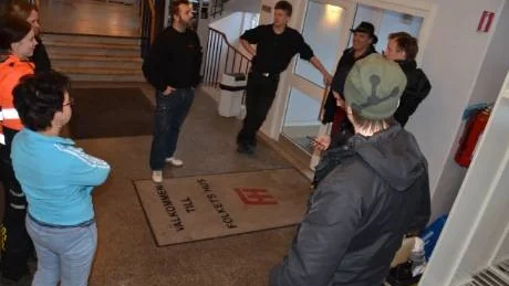 VAR BÖRJAR VI? I måndags påbörjades arbetet att renovera Folkets hus i Gällivare. Saneringsföretag, byggföretag och andra involverade i arbetet använde foajén för samtal kring samordning av arbetet.