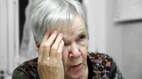 MEST ARG. Astrid Ericsson hade inte mycket till övers för bedragaren som försökt lura henne på 40.000 kronor, när Kuriren träffade henne: "Jädrans om jag skulle få tag på honom".