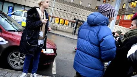 Frida Otterdahl är inspelningsledare för Röda vargen och håller koll på tiden.