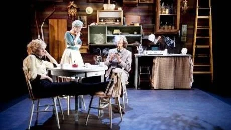 TÄT FAMILJESKILDRNING. Maja Runeberg, Therése Lindberg och Margareta Gudmundson i en föreställning som knappast lämnar någon oberörd.